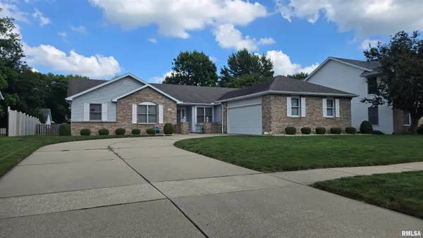 $330,000 | 1816 Hunter Ridge Drive, Springfield, IL 62704