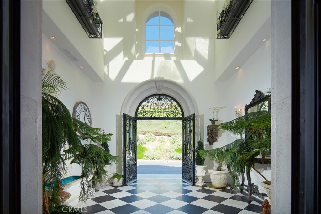 18 Breakers Ise Dana Point, CA 92629 - Photo 5 of 20 a front view of a house with garden