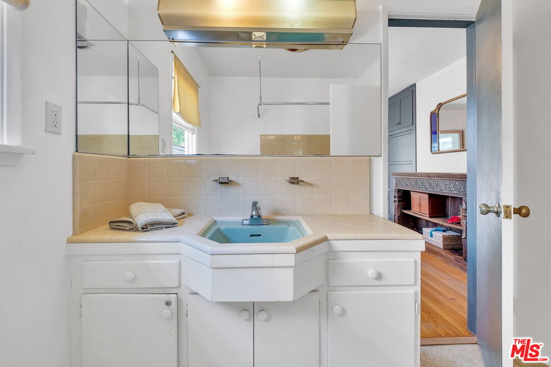 49 Ranchview Road Rolling Hills Estates, CA 90274 - Photo 31 of 49 a utility room with dryer and washer