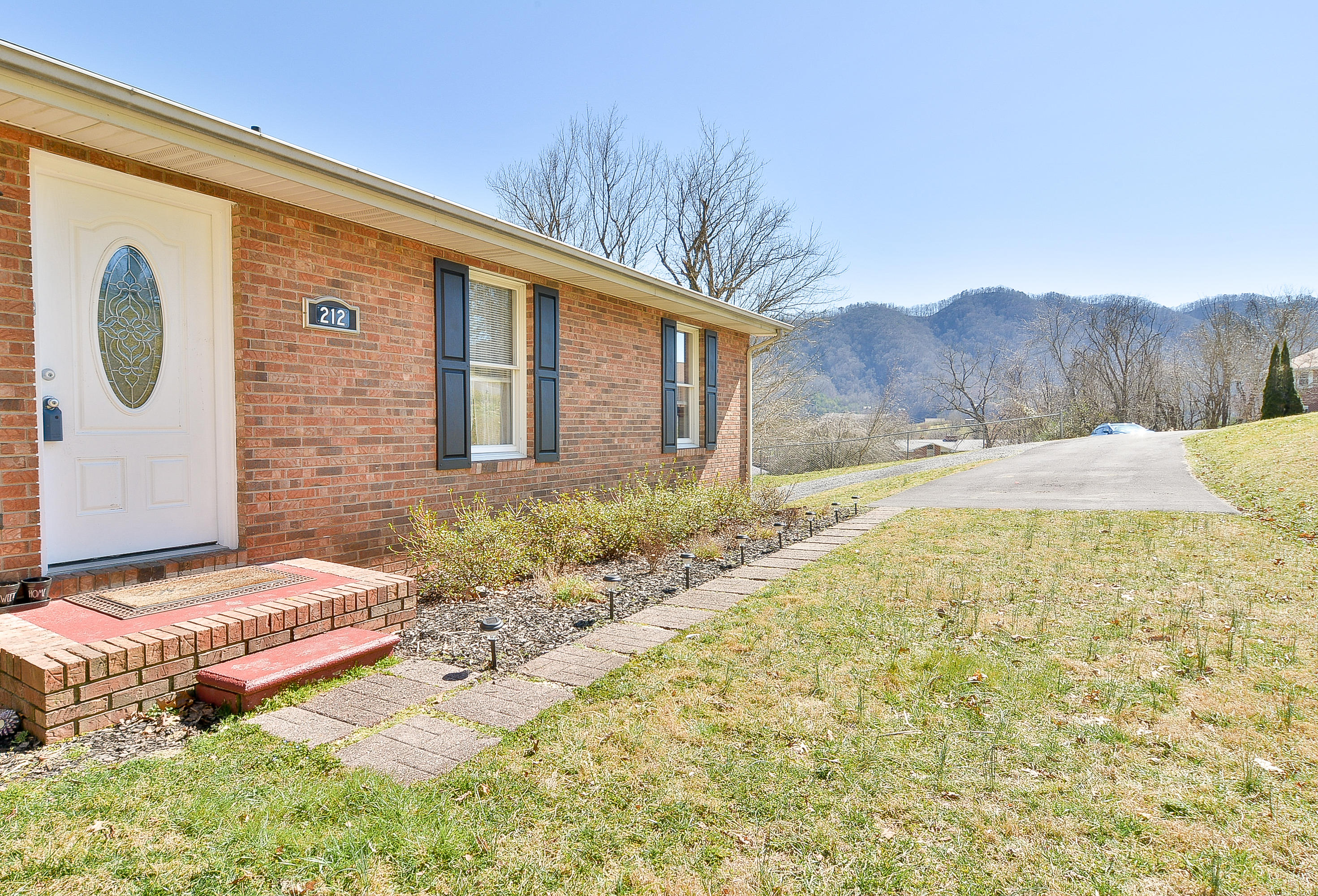 212 Barbara Road Gate City, VA 24251 - Photo 2 of 29 TRB_8655