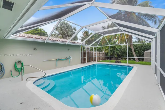 a view of a backyard