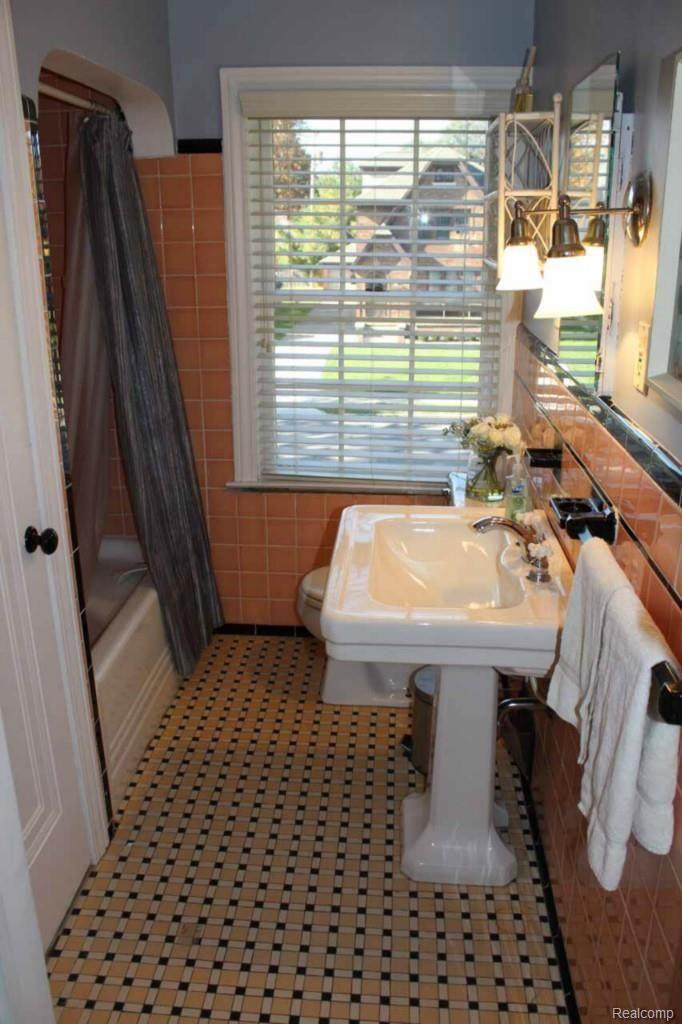 1410 Bedford Road Grosse Pointe, MI 48230 - Photo 24 of 32 037.jpg