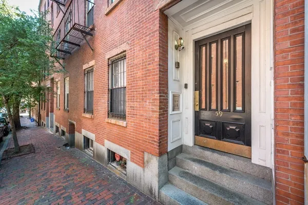 $2,700 | 59 West Cedar Street, Unit 3, Boston, MA 02114