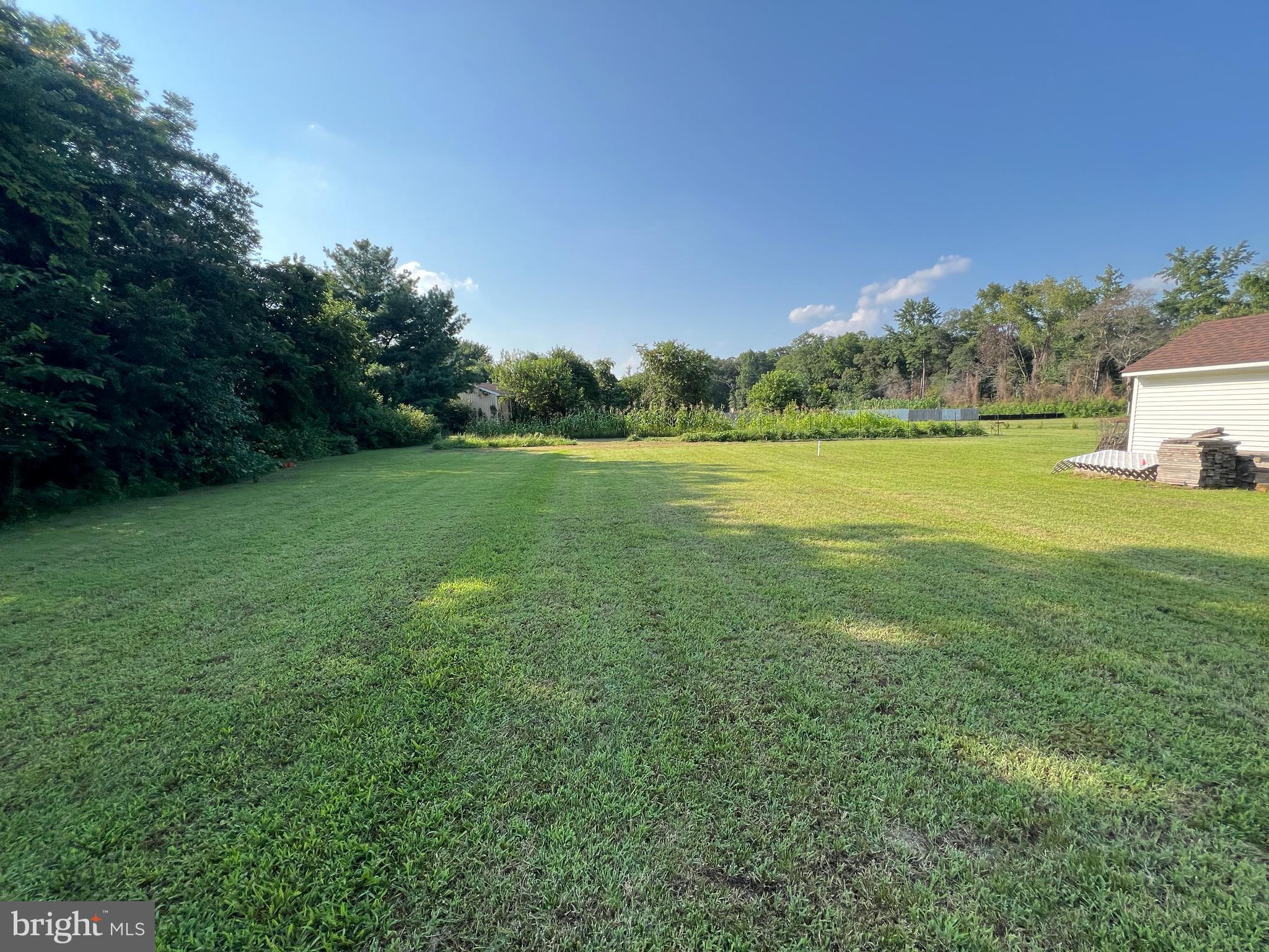 34788 Susan Beach Road Laurel, DE 19956 - Photo 13 of 36 a view of an ocean from a yard