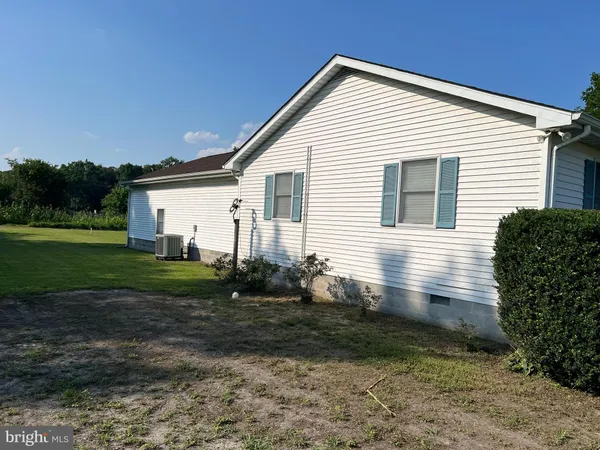 a view of a house with backyard