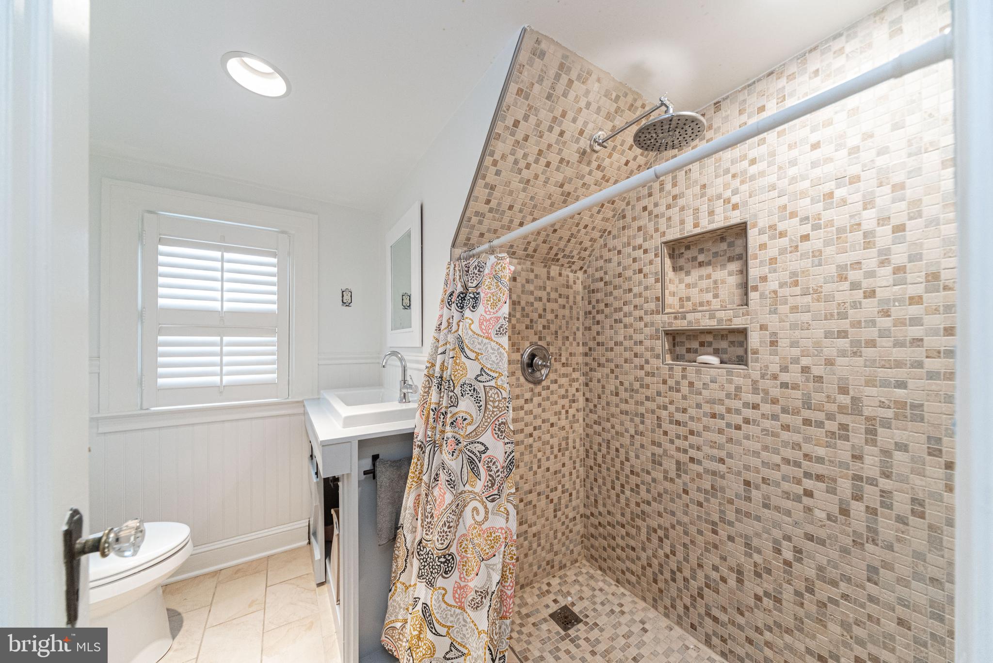 221 Hopkins Road Baltimore, MD 21212 - Photo 27 of 47 Renovated full bath on 3rd floor w/ full shower