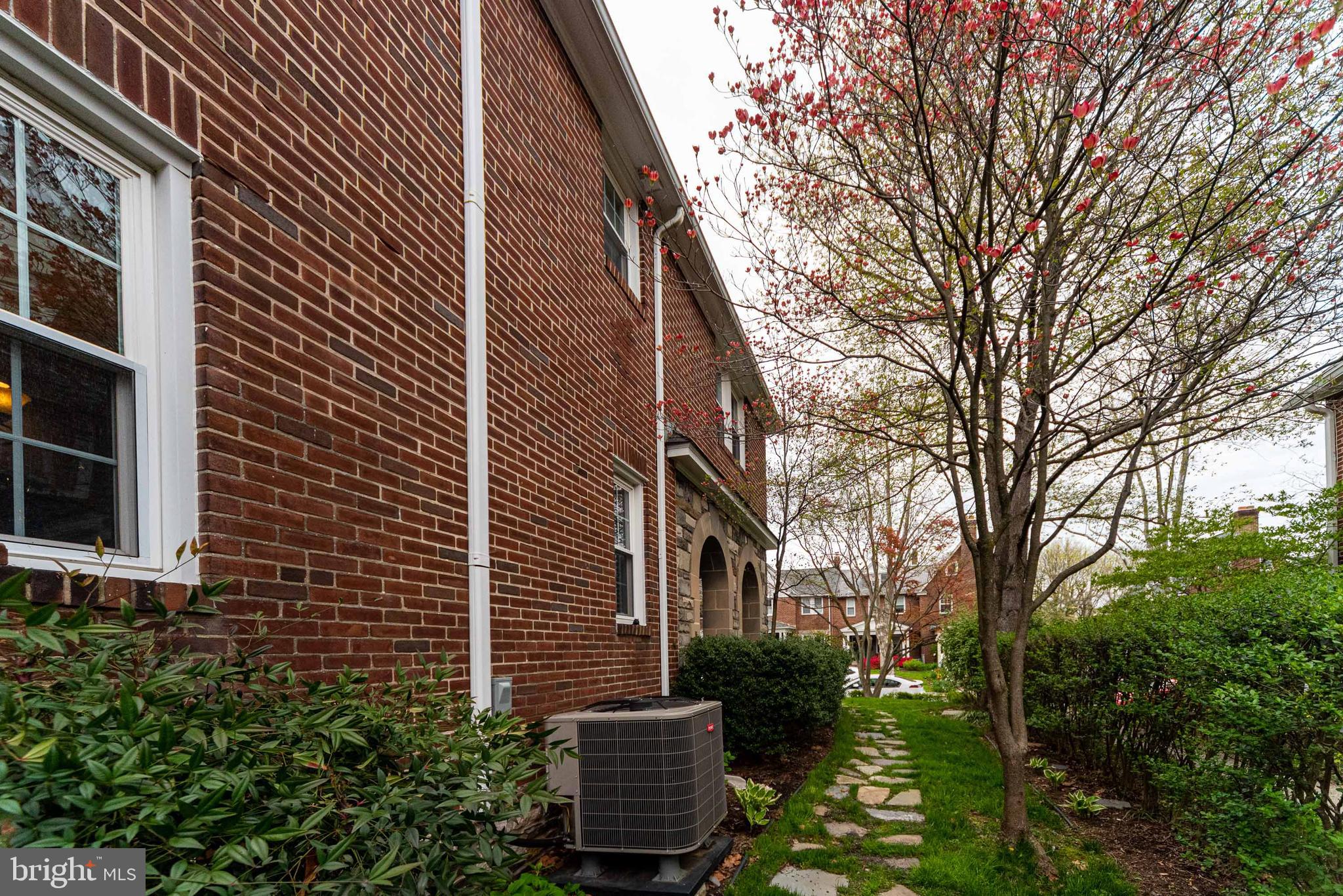 221 Hopkins Road Baltimore, MD 21212 - Photo 39 of 47 Side yard with stone pathway