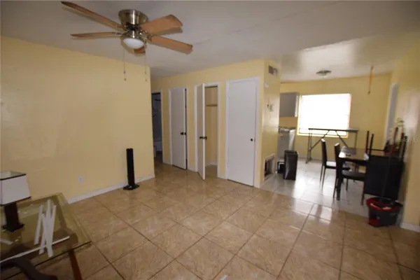 a view of a livingroom with furniture and a ceiling fan
