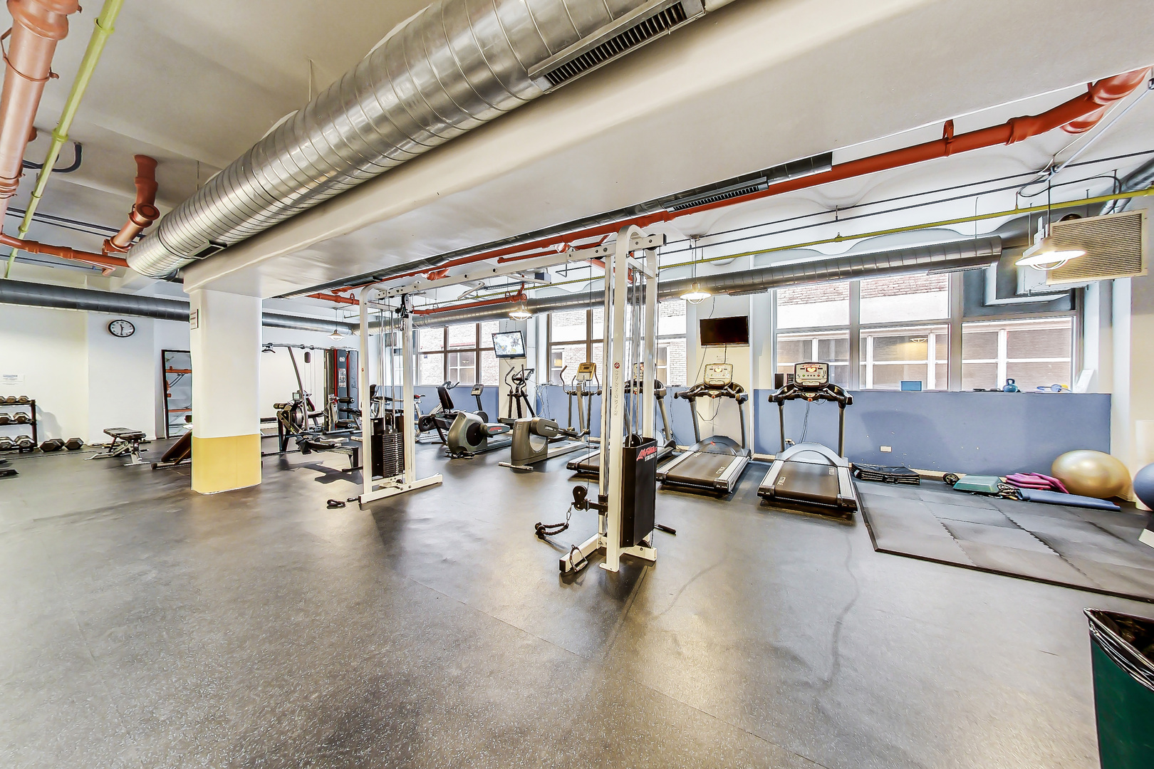 500 South Clinton Street, Unit 810 Chicago, IL 60607 - Photo 12 of 54 a view of a room with gym equipment