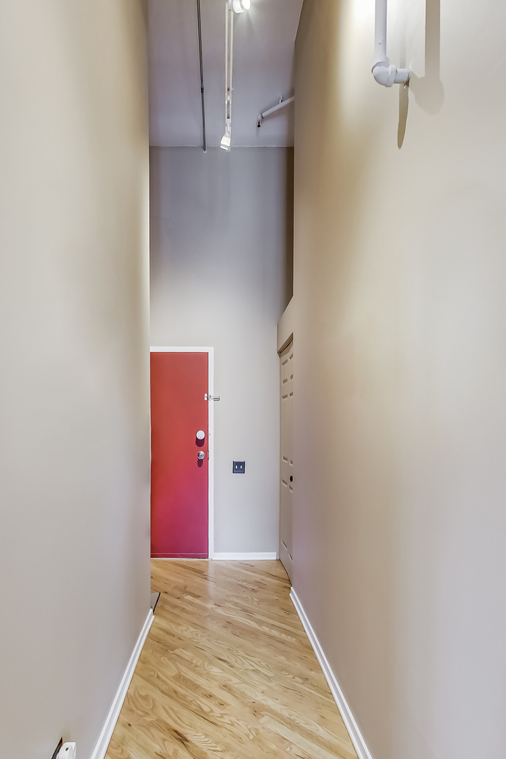 500 South Clinton Street, Unit 810 Chicago, IL 60607 - Photo 14 of 54 a view of a livingroom with a hallway