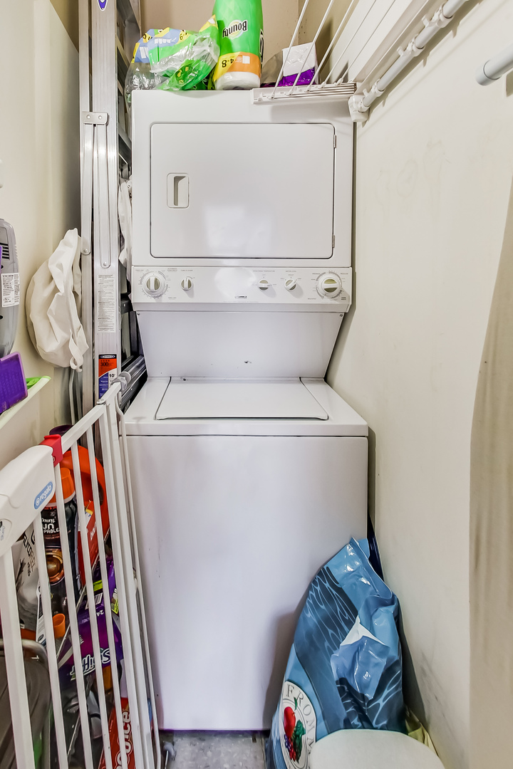 500 South Clinton Street, Unit 810 Chicago, IL 60607 - Photo 27 of 54 a utility room with dryer and washer