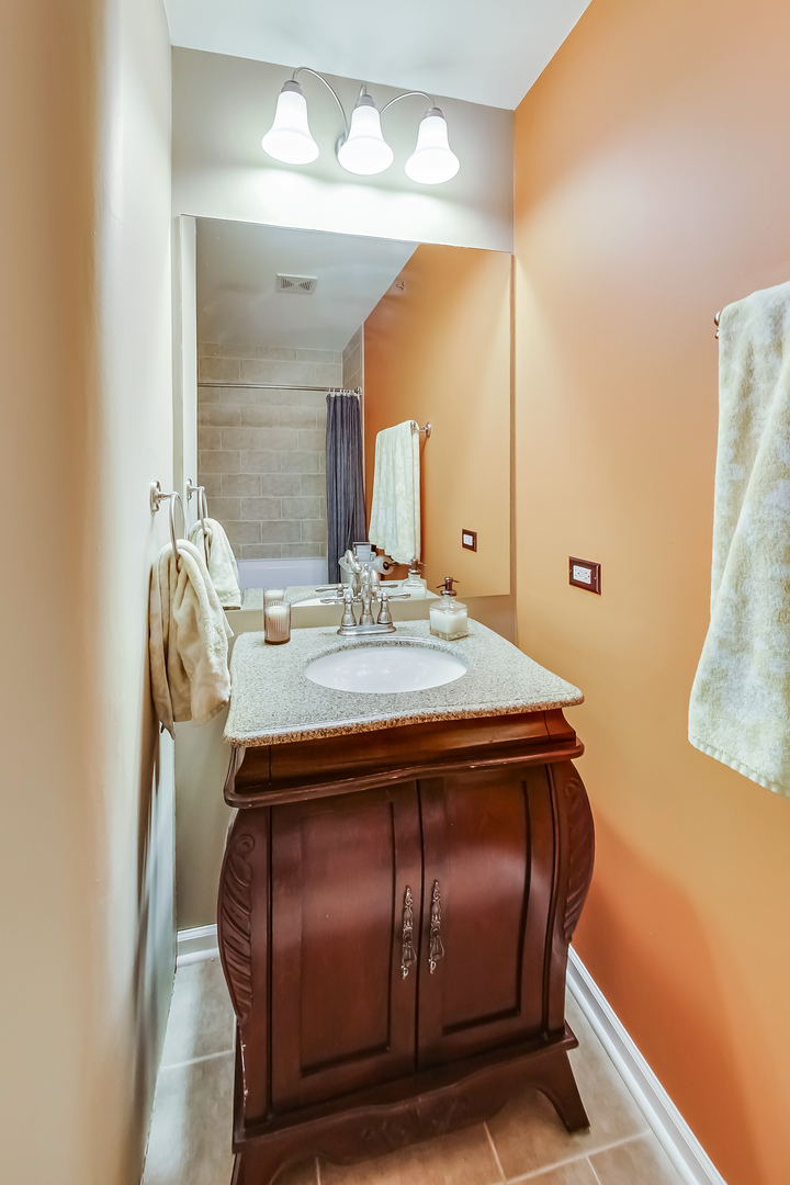 500 South Clinton Street, Unit 810 Chicago, IL 60607 - Photo 30 of 54 a bathroom with a sink and a mirror