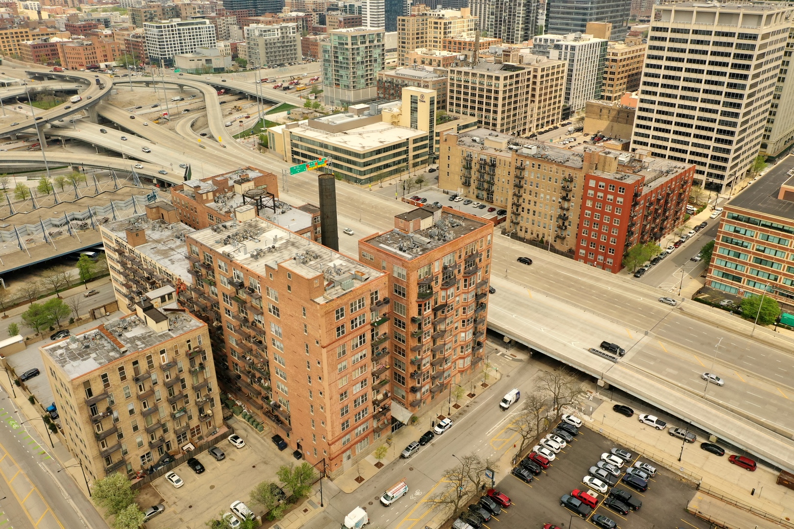 500 South Clinton Street, Unit 810 Chicago, IL 60607 - Photo 39 of 54 an aerial view of residential houses with parking space