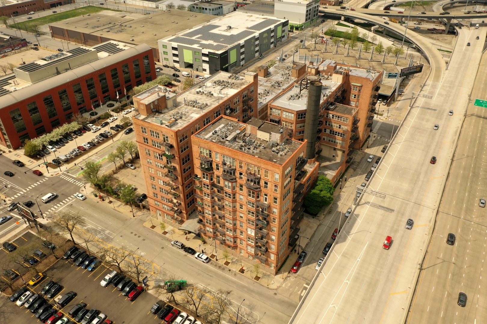 500 South Clinton Street, Unit 810 Chicago, IL 60607 - Photo 44 of 54 a city view with tall buildings