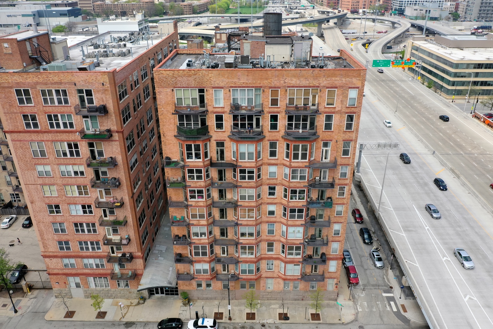 500 South Clinton Street, Unit 810 Chicago, IL 60607 - Photo 53 of 54 a large building with a street