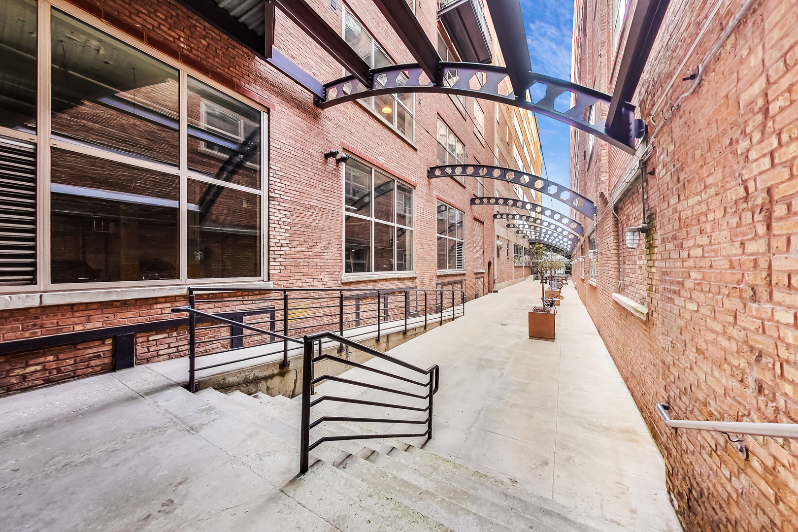 500 South Clinton Street, Unit 810 Chicago, IL 60607 - Photo 6 of 54 a view of a building with a bench