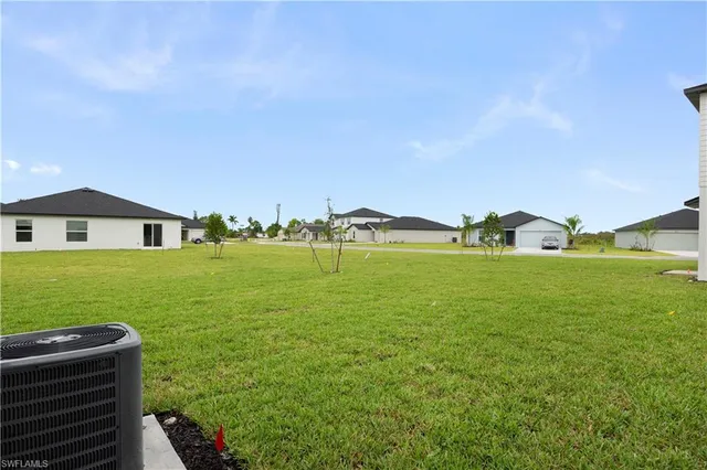 a view of an house with backyard