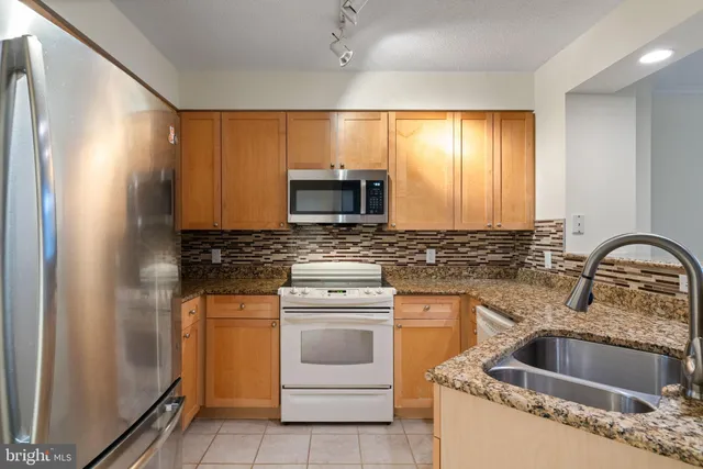 $1,795 | 3101 North Hampton Drive, Unit 219, Alexandria, VA 22302