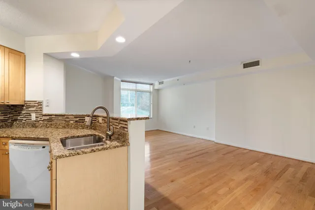 $1,795 | 3101 North Hampton Drive, Unit 219, Alexandria, VA 22302