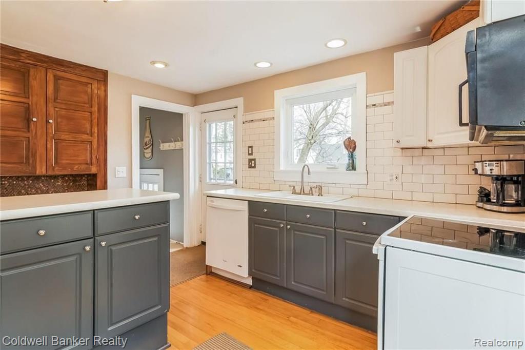 630 West University Drive Rochester, MI 48307 - Photo 7 of 32
