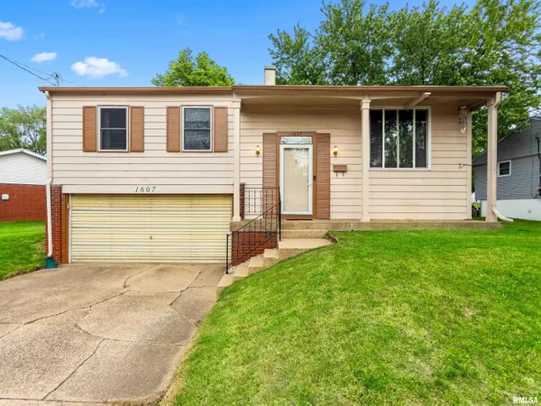 $159,900 | 1607 Memorial Drive, Pekin, IL 61554