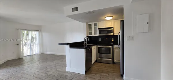 $2,450 | 8695 Northwest 6th Lane, Unit 2212, Miami, FL 33126