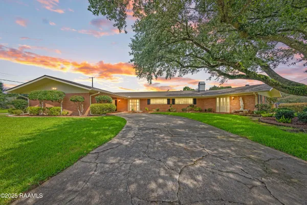 $386,500 | 209 Robert Drive, Lafayette, LA 70506