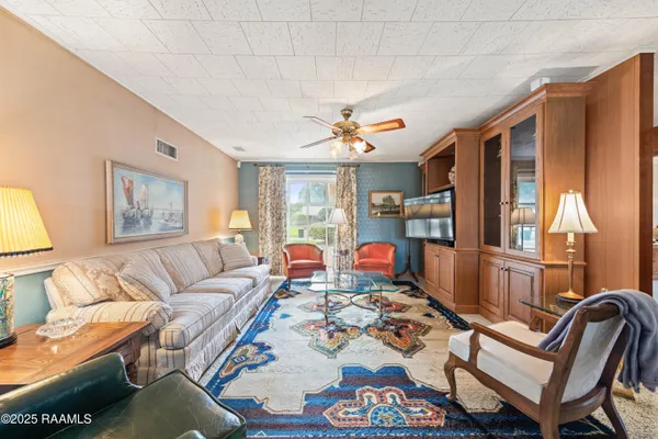 $386,500 | 209 Robert Drive, Lafayette, LA 70506