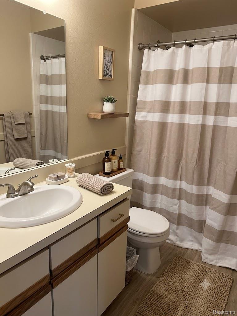 1658 Hillside Lane Rochester, MI 48307 - Photo 29 of 47 Virtually Staged Bathroom