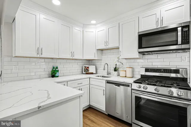 $689,900 | 6214 Garretson Street, Burke, VA 22015