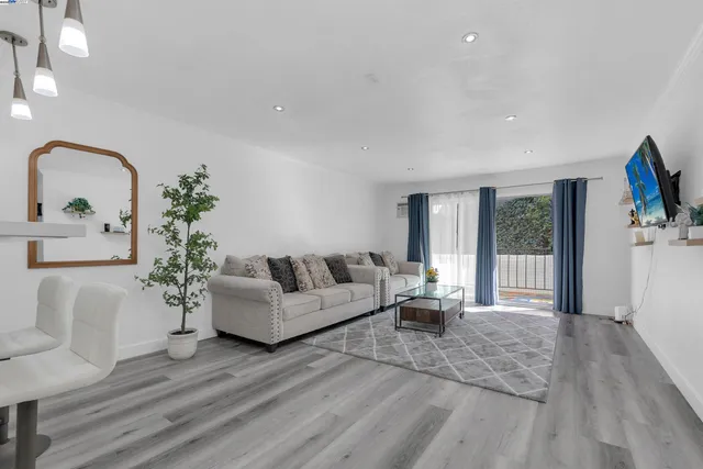 $494,000 | 2500 Miramar Avenue, Unit 203, Castro Valley, CA 94546