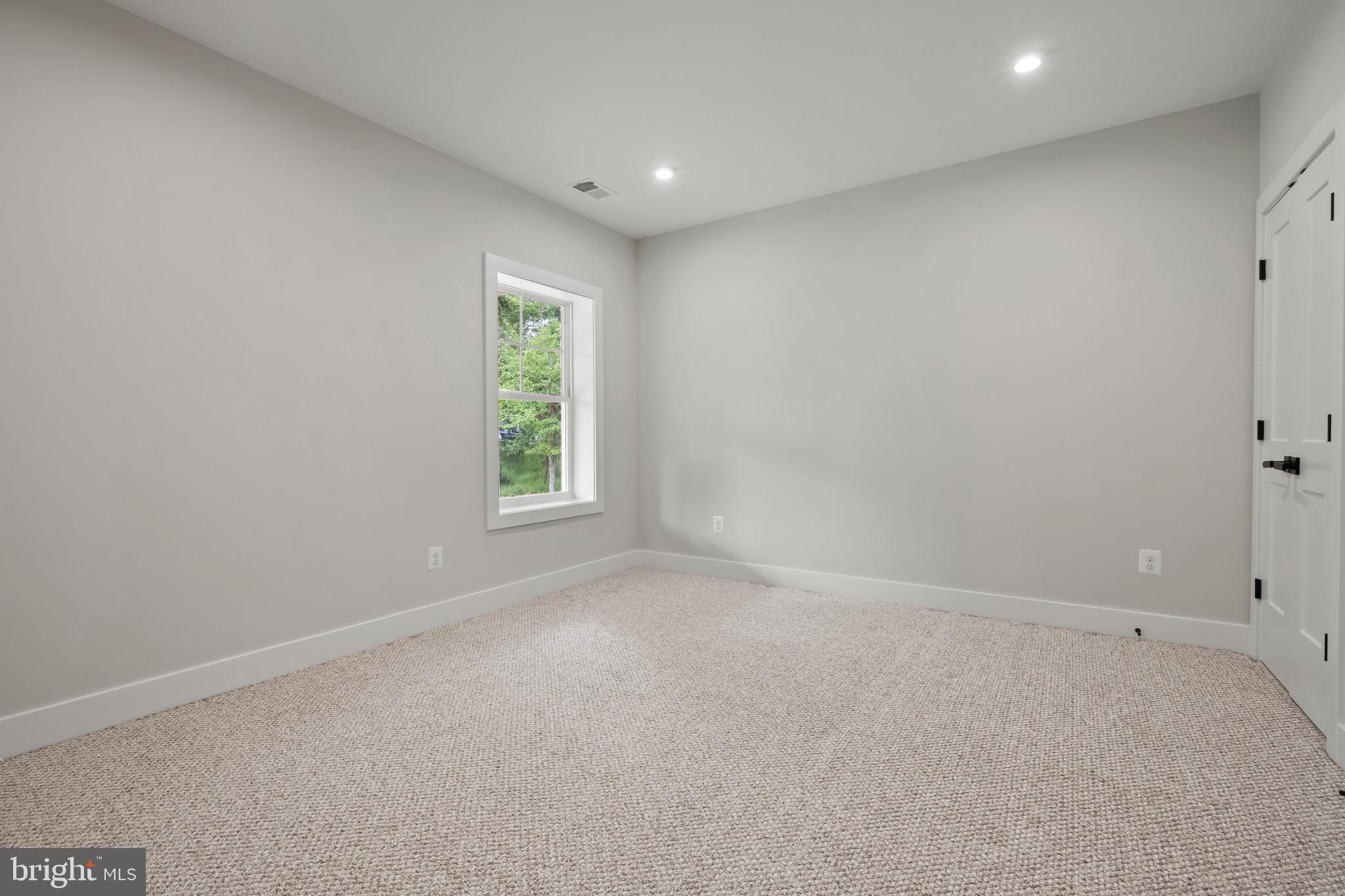 11516 Smithfield Road Manassas, VA 20112 - Photo 17 of 38 an empty room with windows