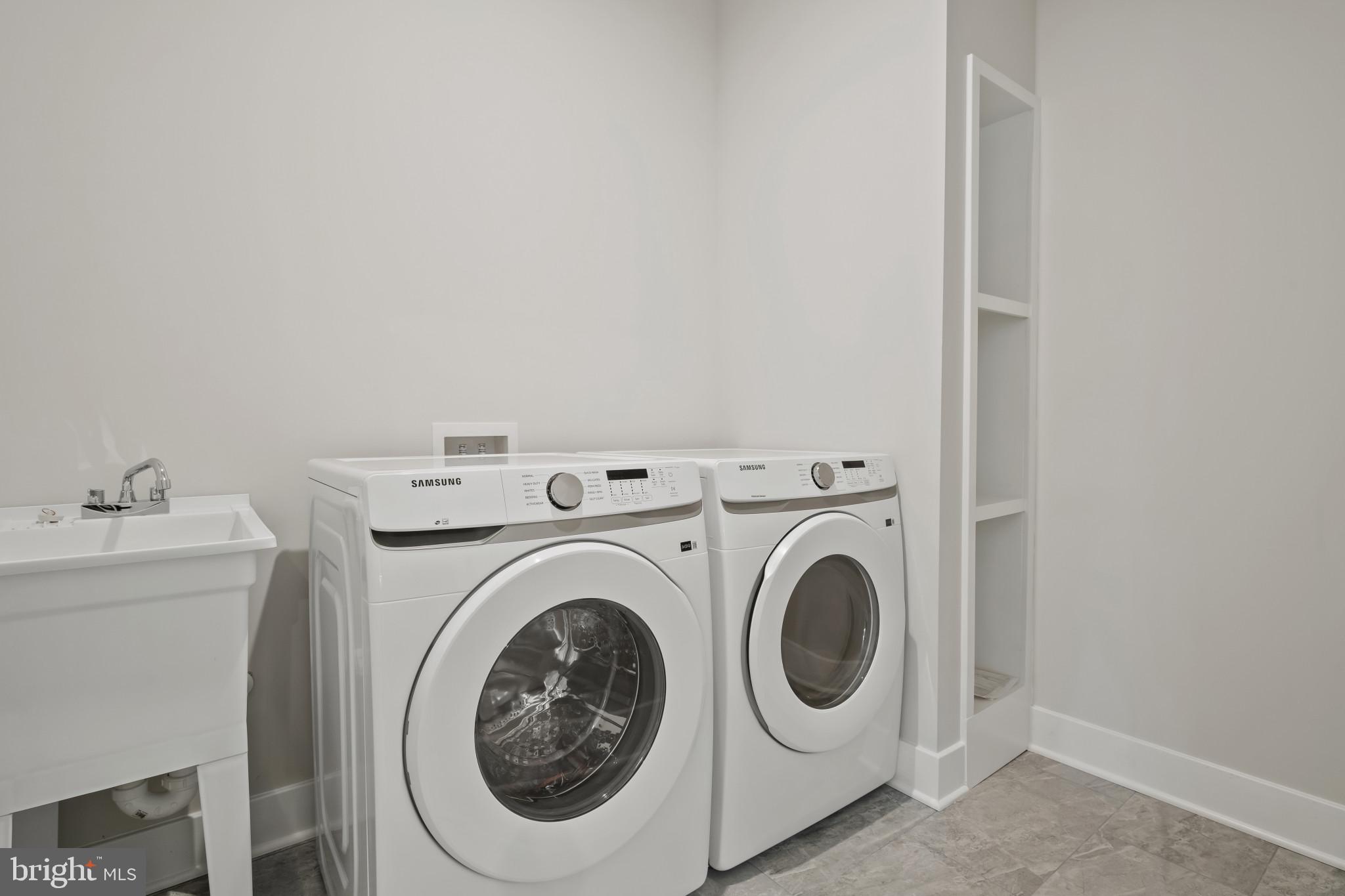 11516 Smithfield Road Manassas, VA 20112 - Photo 20 of 38 a utility room with dryer and washer