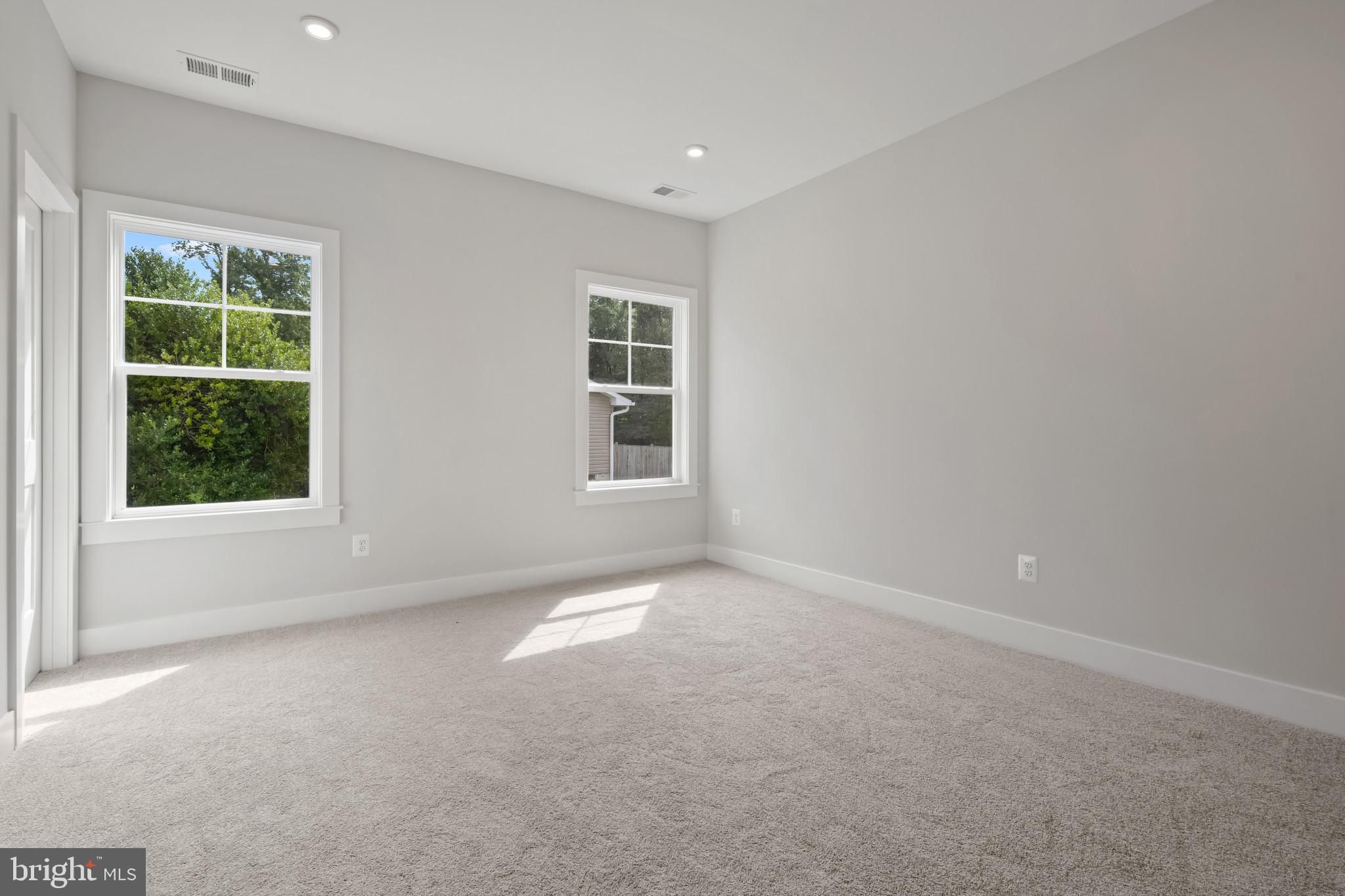 11516 Smithfield Road Manassas, VA 20112 - Photo 23 of 38 an empty room with windows