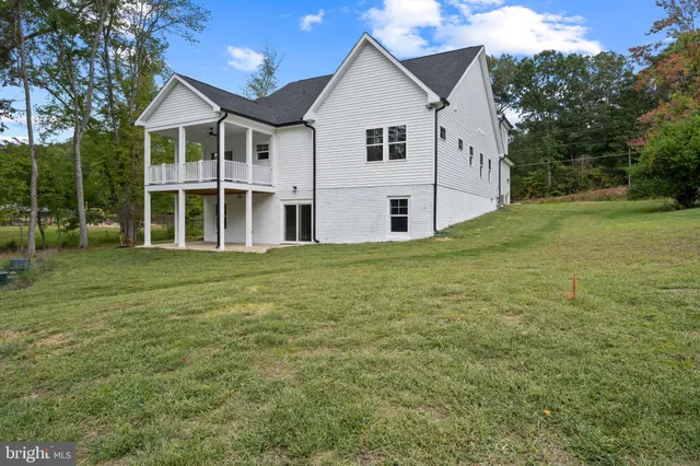 a view of a yard in front of house