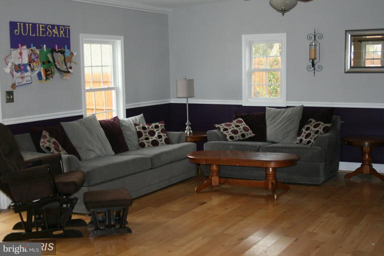 2404 Burridge Road Baltimore, MD 21234 - Photo 4 of 24 Living Room