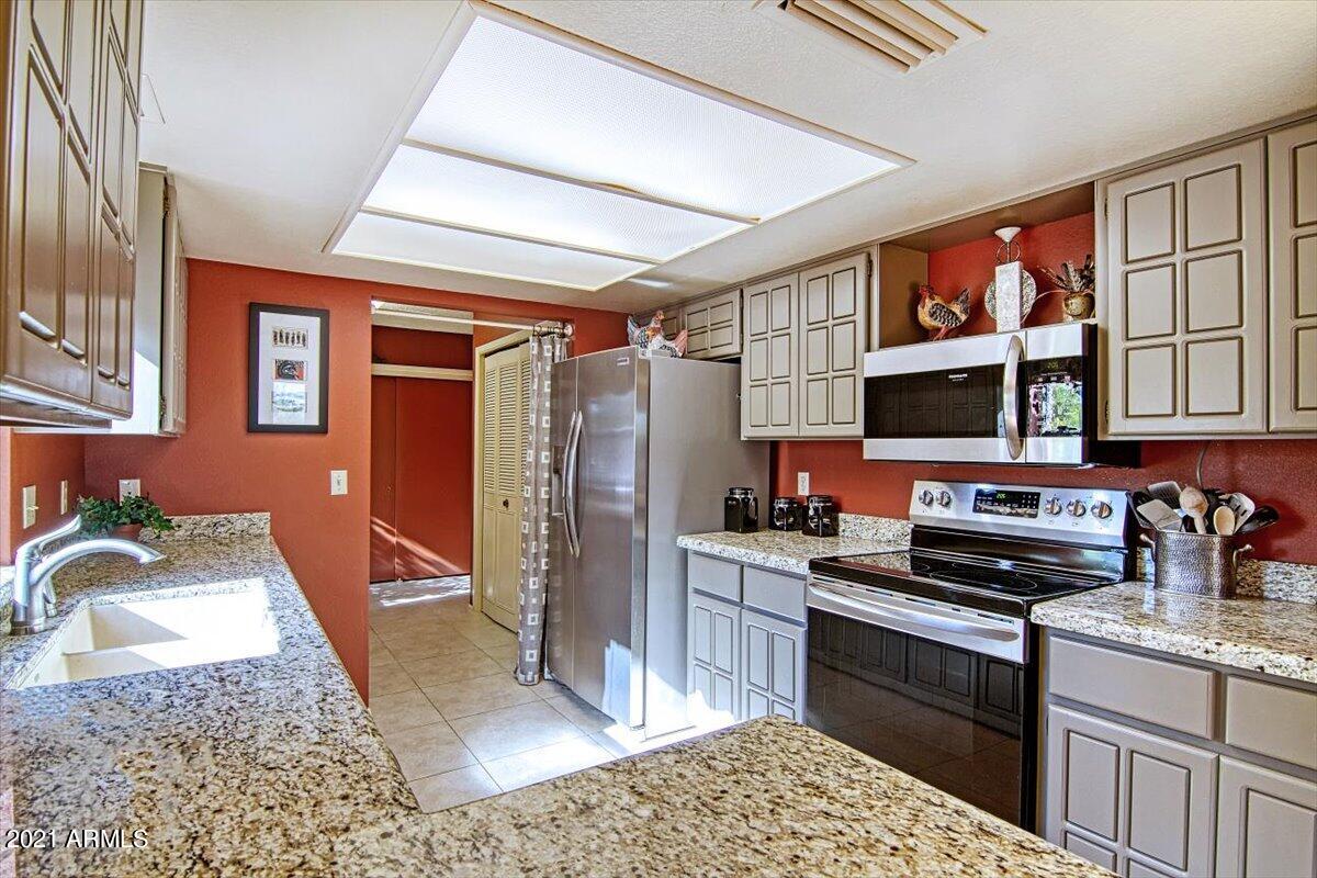 18613 Poco Vista Rio Verde, AZ 85263 - Photo 4 of 34 Updated Kitchen