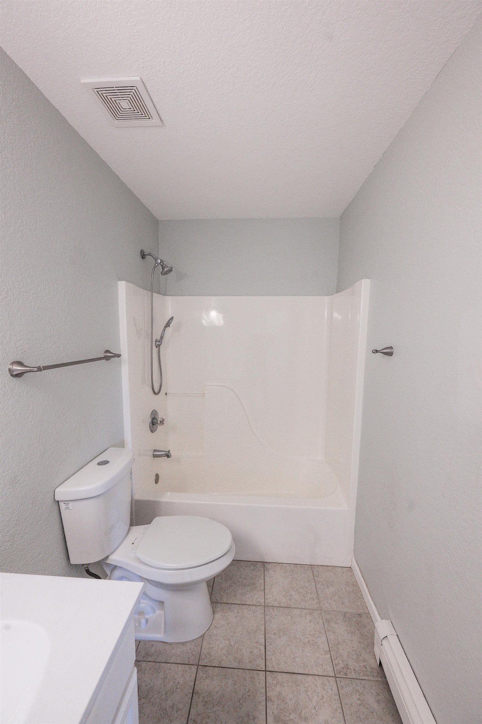 455 David Court Fruita, CO 81521 - Photo 9 of 28 a bathroom with a toilet a sink and shower