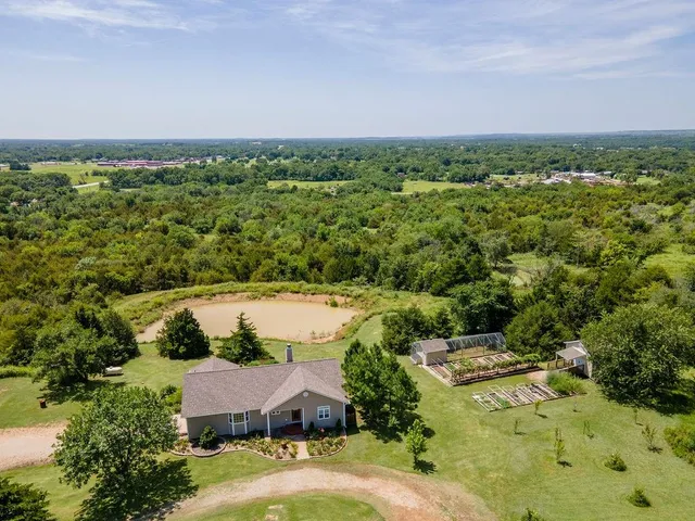 $370,000 | 220 Overlook Drive, Caney, KS 67333