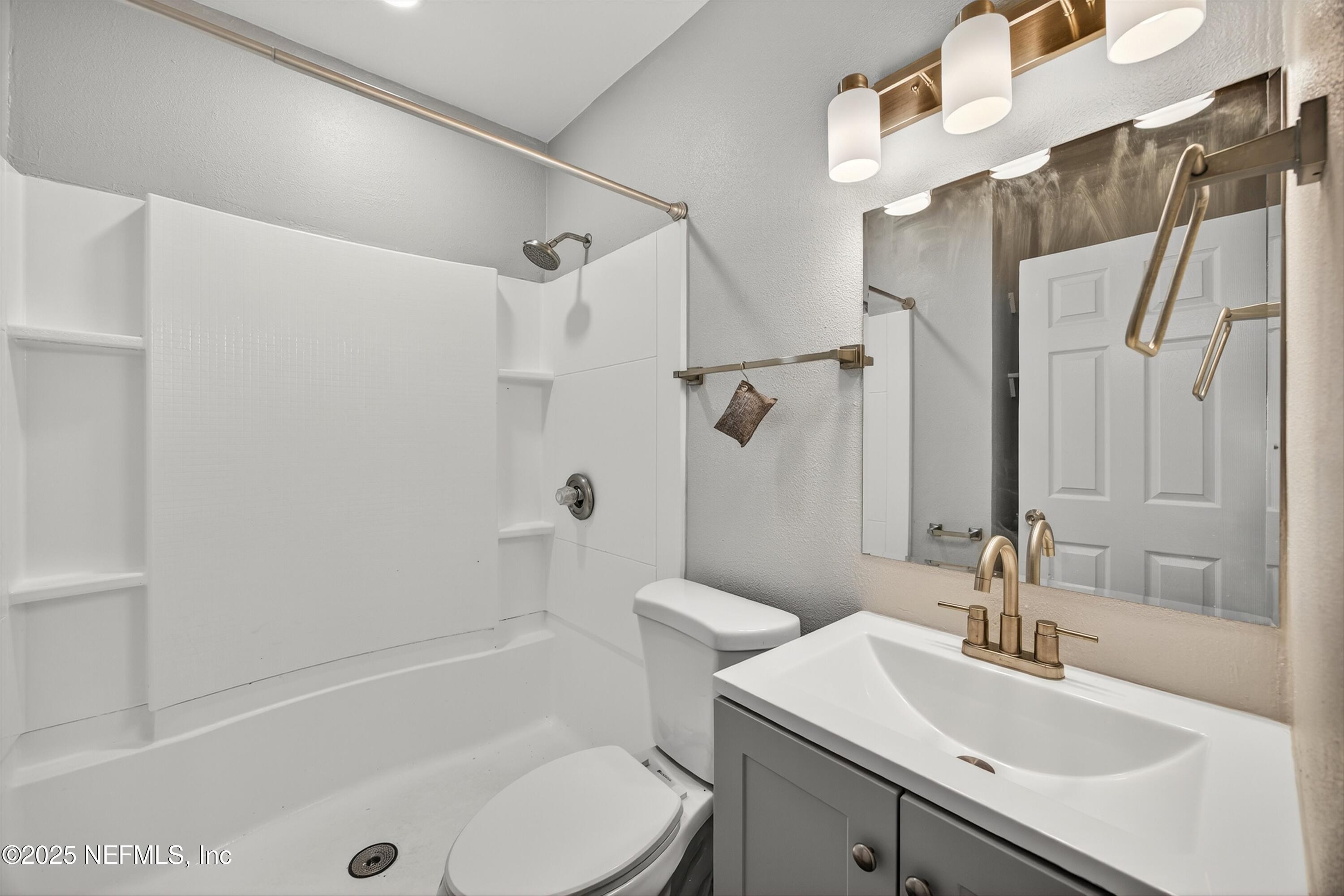 5202 Birkenhead Road Jacksonville, FL 32210 - Photo 23 of 42 Full Bathroom of main house