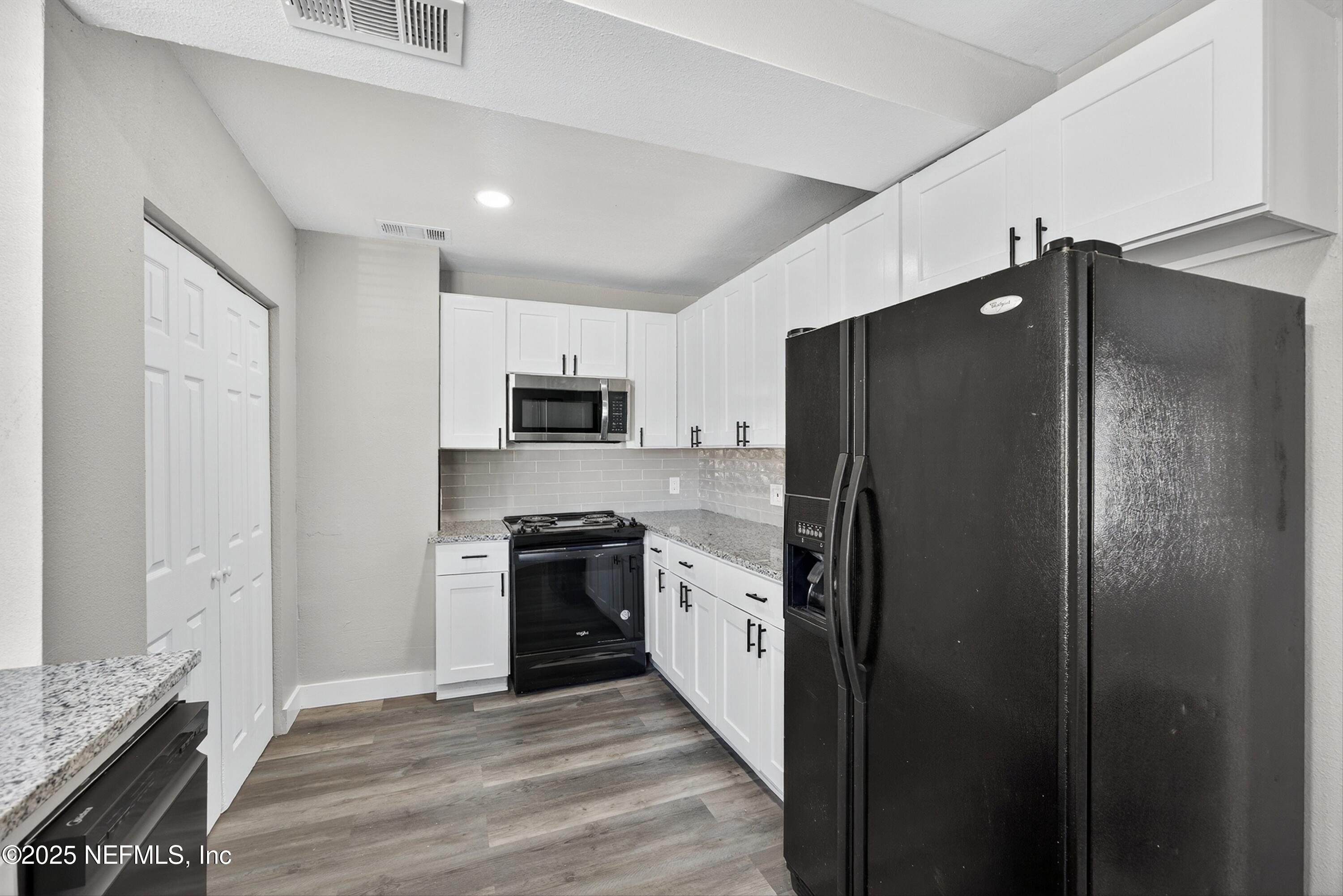 5202 Birkenhead Road Jacksonville, FL 32210 - Photo 10 of 42 Remodeled kitchen with new backsplash