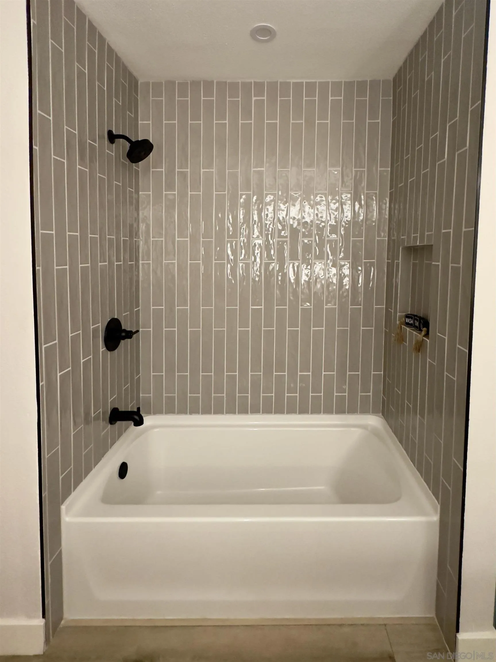 9929 Erma Road, Unit 102 San Diego, CA 92131 - Photo 6 of 14 a bathroom with a bathtub
