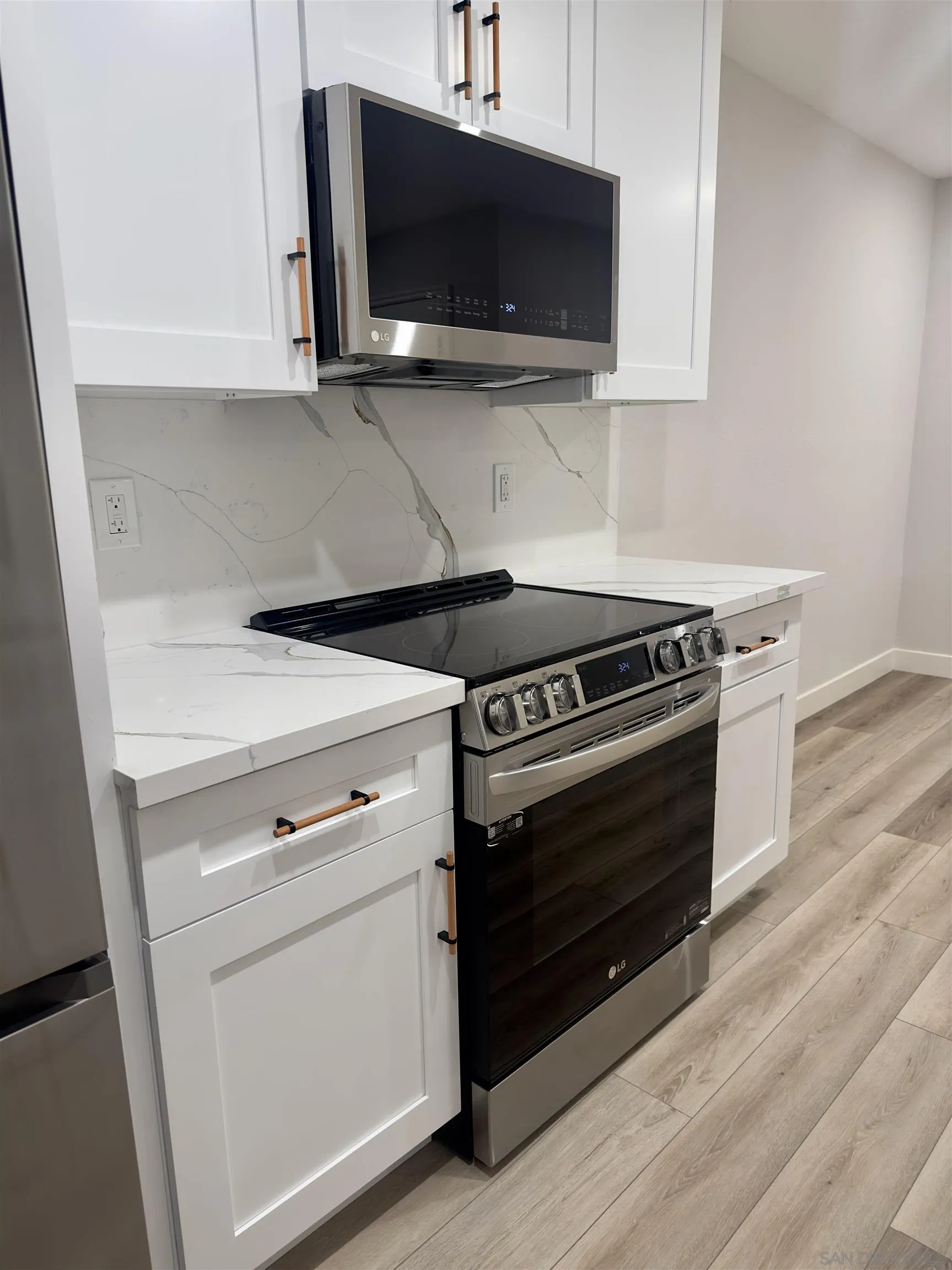 9929 Erma Road, Unit 102 San Diego, CA 92131 - Photo 10 of 14 a kitchen with a stove and a microwave