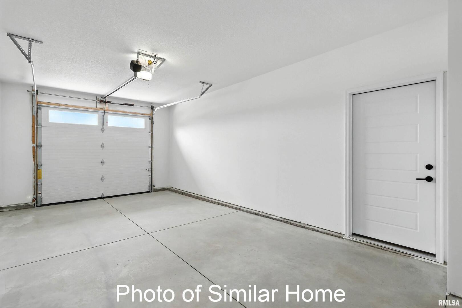 559 North 4th Avenue Eldridge, IA 52748 - Photo 28 of 31 a view of a garage