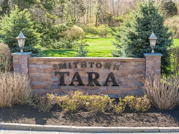 a street sign that is sitting in the middle of a yard