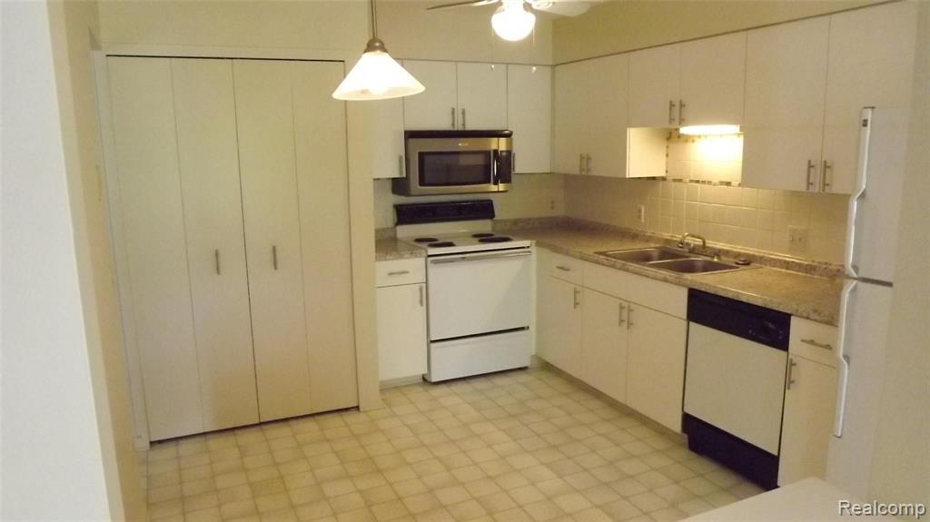 710 Preston Court, Unit 174 Rochester Hills, MI 48307 - Photo 7 of 19