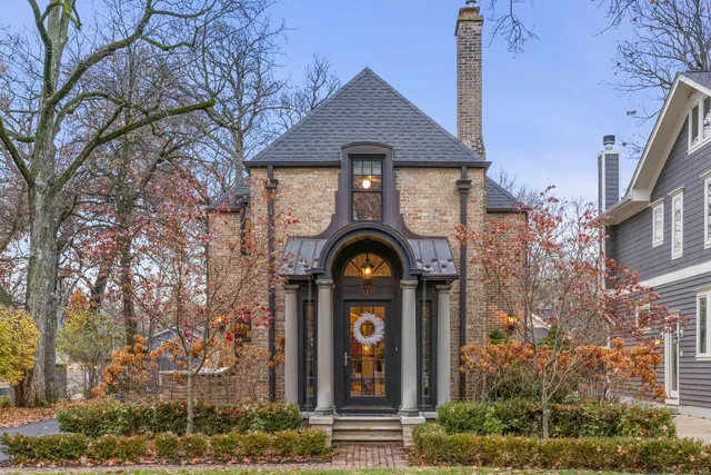 $1,200,000 | 578 Lee Street, Glen Ellyn, IL 60137