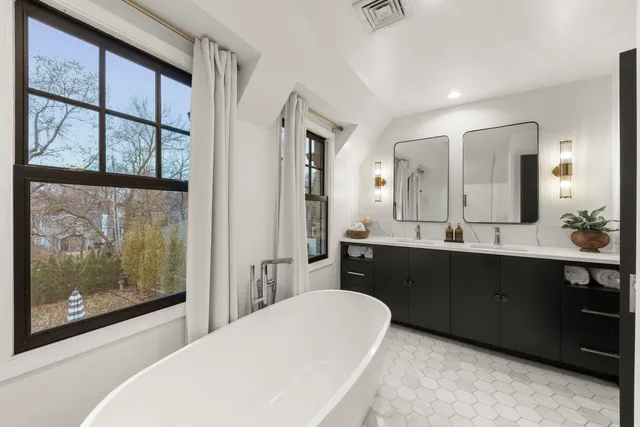 $1,200,000 | 578 Lee Street, Glen Ellyn, IL 60137