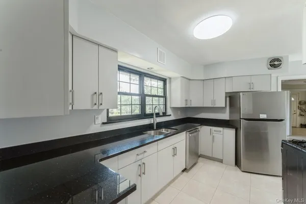 $3,240,000 | 2 Foxwood Road, Kings Point, NY 11024