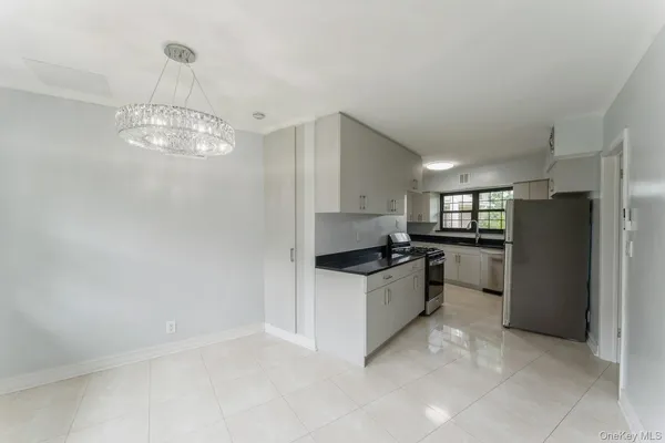 $3,240,000 | 2 Foxwood Road, Kings Point, NY 11024